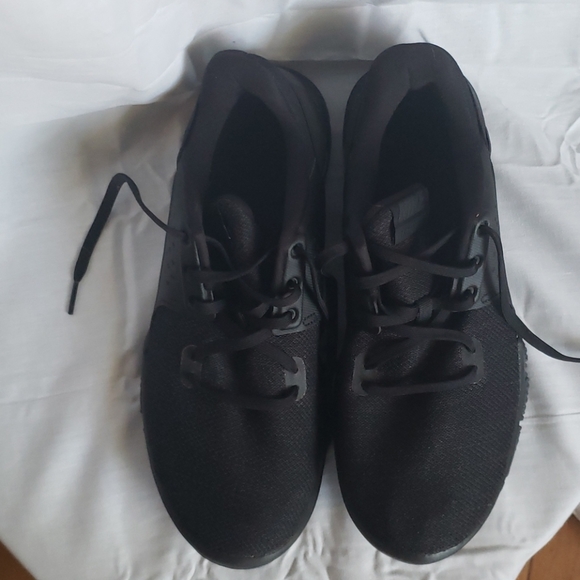 Narrow mens Nike, Work-out shoes, 9.5, barley used - Picture 2 of 5